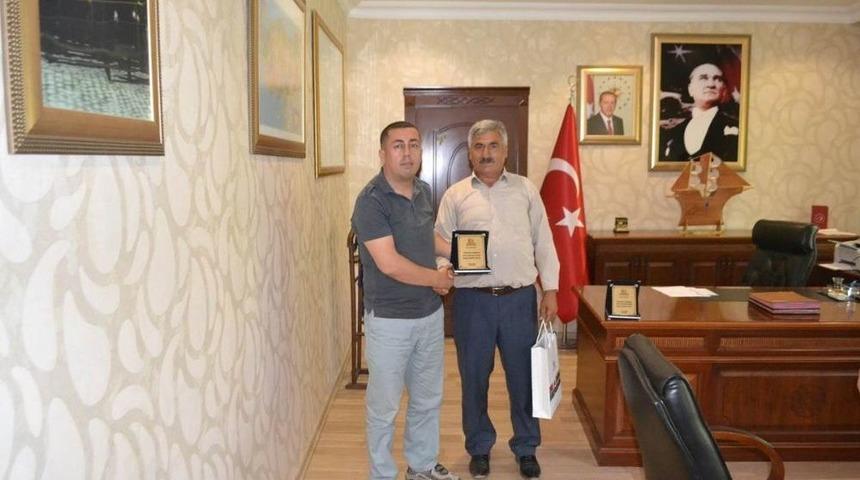 İki &Ccedil;ocuğu Boğulmaktan Kurtaran Vatandaşlara Plaket Verildi
