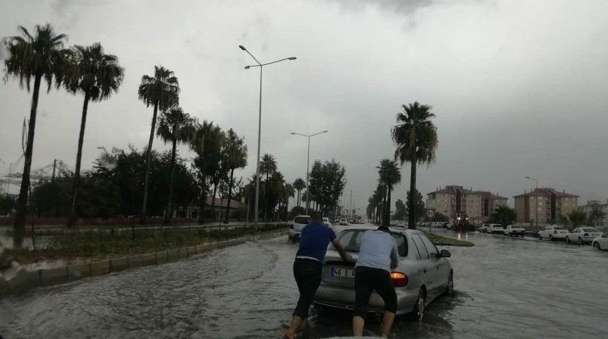 İskenderun’da Sağanak Yağış Yolları Göle Çevirdi