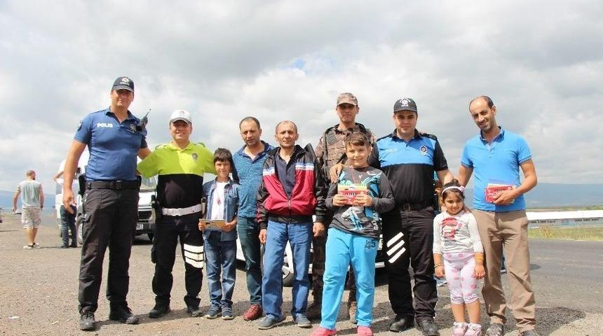 Ardahan&rsquo;da Polisten Şeker Ve Kolonya İkramı