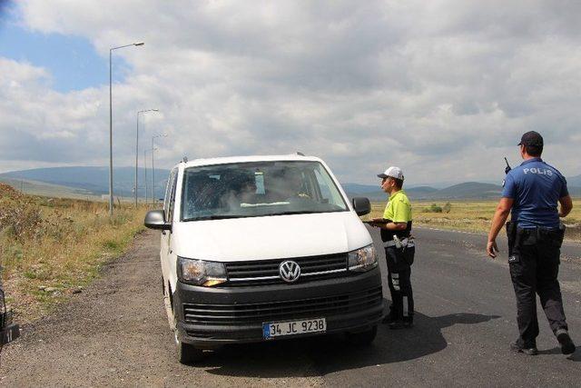 Ardahan’da Polisten Şeker Ve Kolonya İkramı