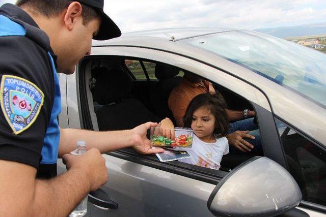 Ardahan’da Polisten Şeker Ve Kolonya İkramı