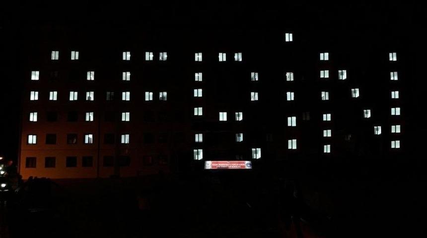 &Uuml;niversite &Ouml;ğrencilerinden Mehmet&ccedil;iğe Işıklı Ve Şiirli Destek