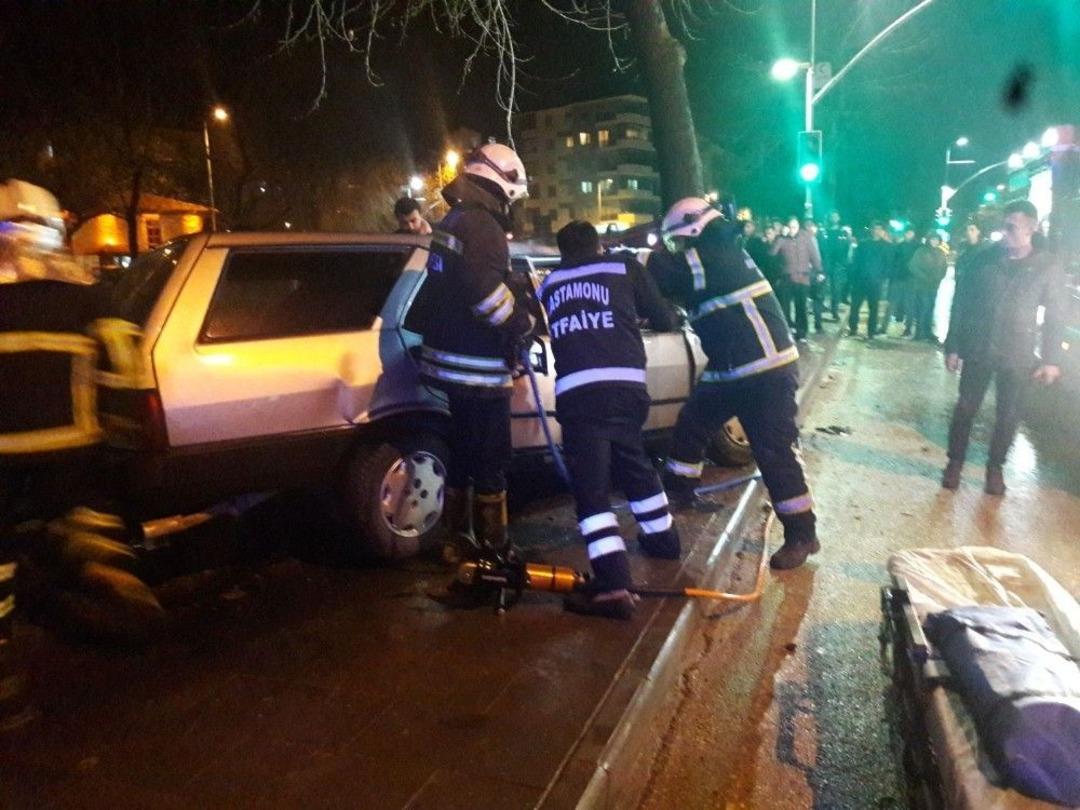 Otomobil, Yol Kenarındaki Ağaca &Ccedil;arparak Durabildi: 3 Yaralı