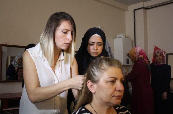 Savaştan Kaçan Suriyeli Kadınlar, Kuaför Olma Hayali Kuruyor G2