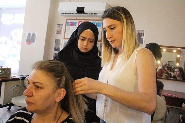 Savaştan Kaçan Suriyeli Kadınlar, Kuaför Olma Hayali Kuruyor G4