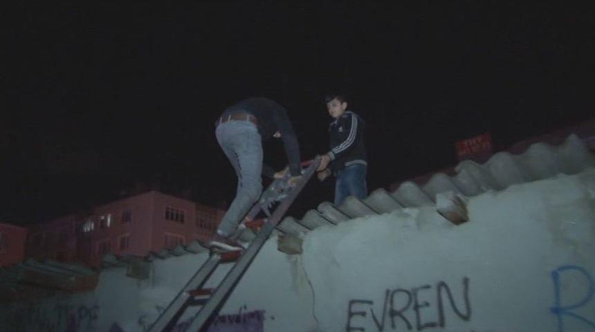 &Ccedil;atıdan D&uuml;şen Hırsız D&uuml;kkan İ&ccedil;erisinde Mahsur Kaldı