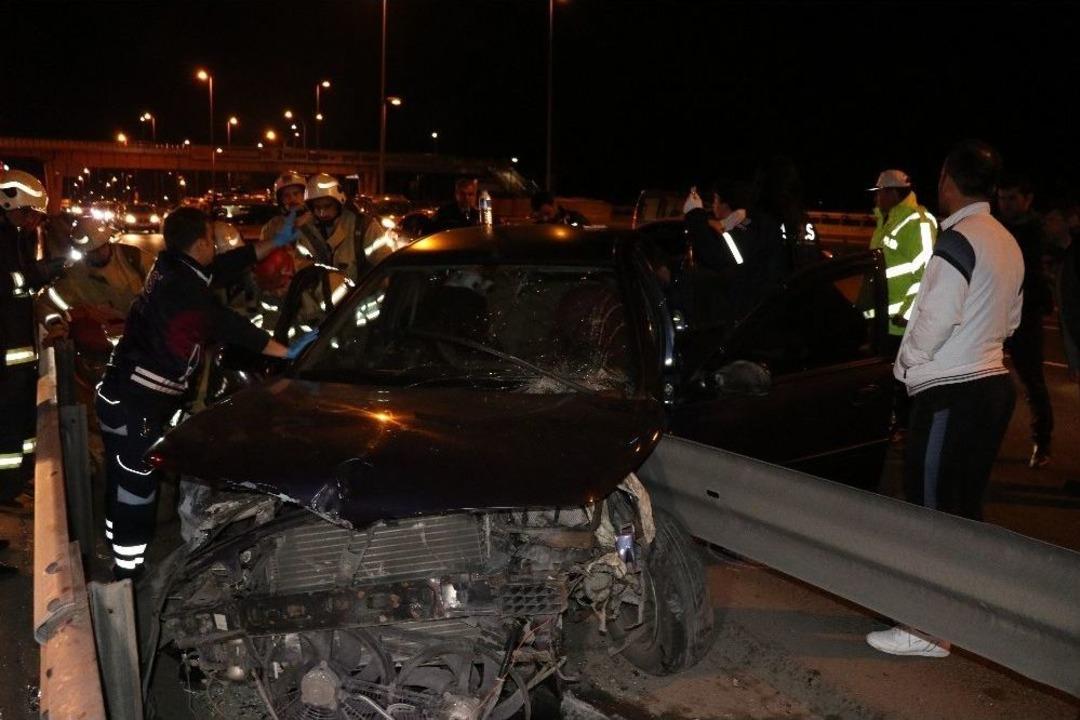 Bariyerlere Saplanan Ara&ccedil;tan Sağ &Ccedil;ıktı