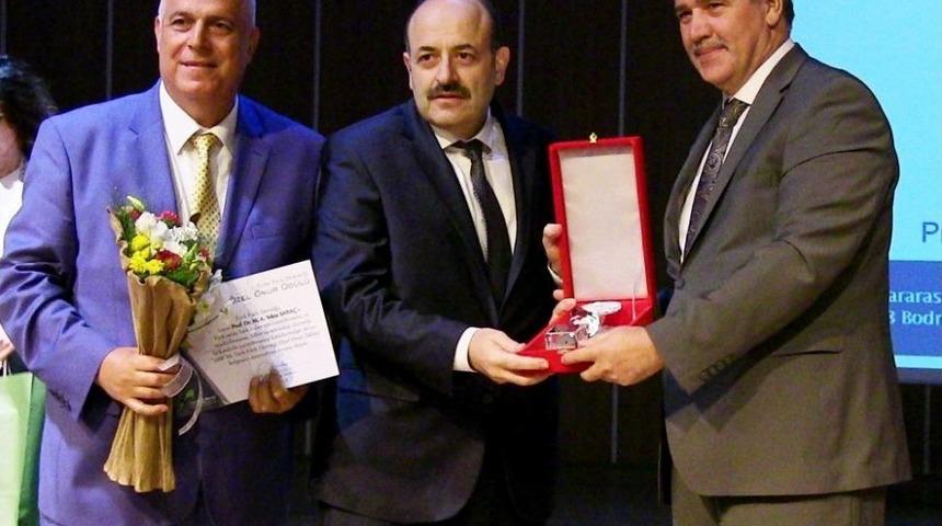 Yök Başkanı Saraç’a Türk Fizik Derneği Özel Onur Ödülü