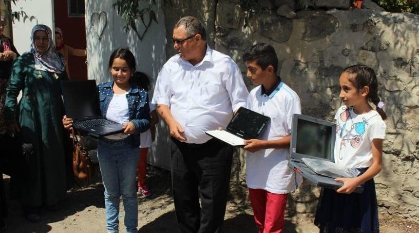 G&uuml;mr&uuml;k B&ouml;lge M&uuml;d&uuml;r&uuml;&rsquo;nden K&ouml;y &Ccedil;ocuklarına Laptop Bağışı Kampanyası