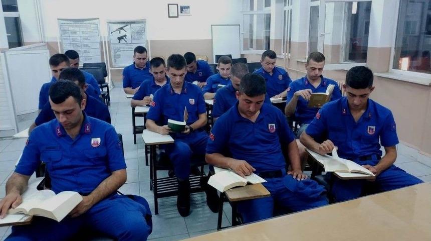 Jandarmadan Kitap Okuma Etkinliğine Destek