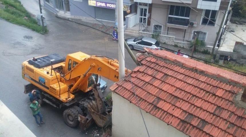 Kontrolden Çıkan İş Makinesi Eve Çarptı