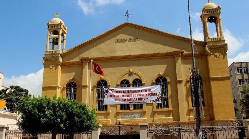 Hıristiyanlar Kurban Bayramı&rsquo;nı Kiliseye Pankart Asarak Kutladı