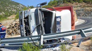 Direksiyon Hakimiyetini Kaybeden Sürücü Bariyerlere Çarptı :1 Yaralı