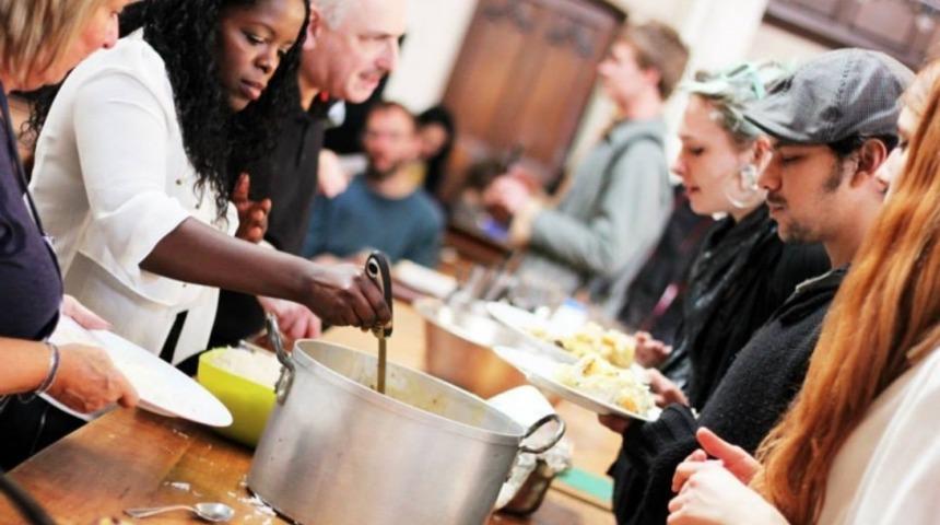 10 Ay İ&ccedil;inde 10.000 İnsanı Doyuran Cafe