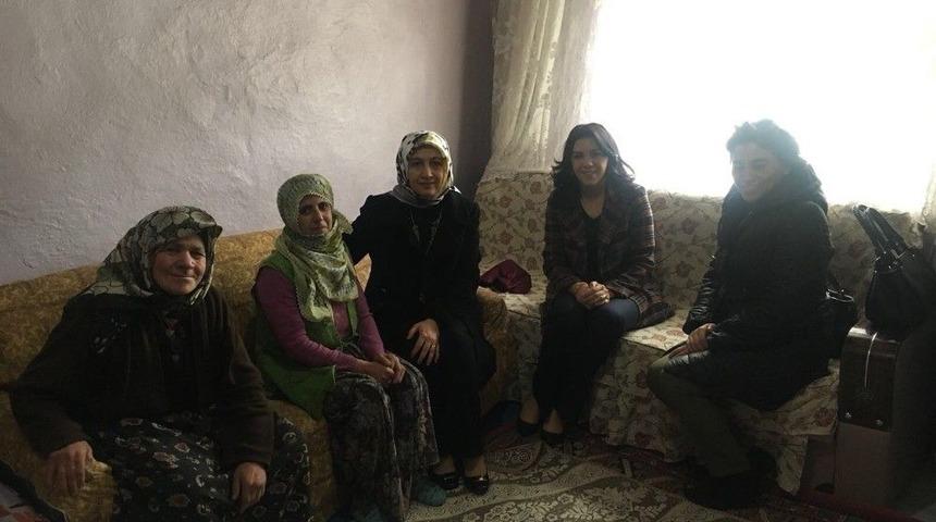 Nilg&uuml;n Azizoğlu, Okuma Yazma Seferberliği İ&ccedil;in K&ouml;yleri Ziyaret Ediyor