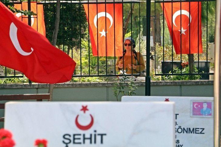 Mezarlık Ve Şehitliklerde Hüzünlü Bayram G3