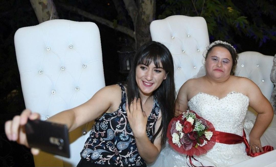 Down Sendromlu Gen&ccedil; Kızın Evlilik Hayali Ger&ccedil;ek Oldu