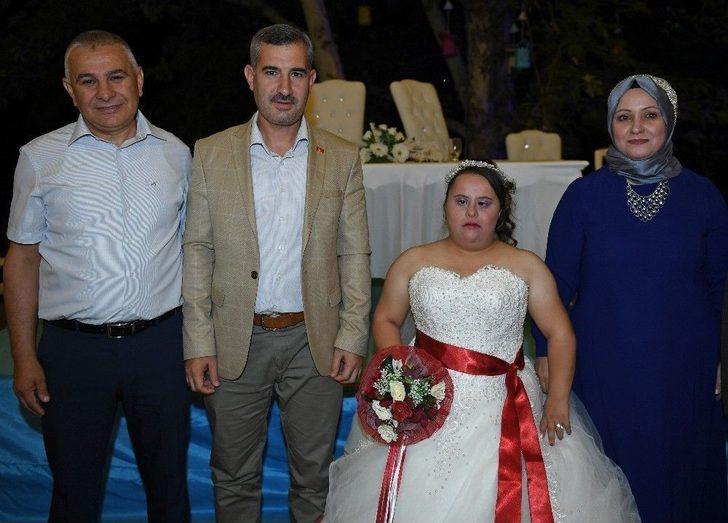 Down Sendromlu Genç Kızın Evlilik Hayali Gerçek Oldu G1