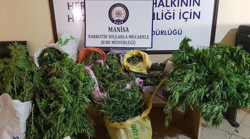 Muhtar Ve Oğlu Uyuşturucudan Tutuklandı