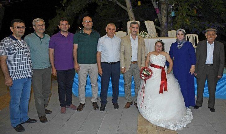 Down Sendromlu Genç Kızın Evlilik Hayali Gerçek Oldu G2