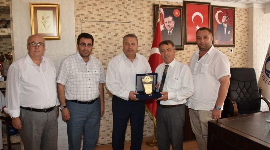 Ahmetli Belediye Başkanı Alhan&rsquo;dan Başkan &Ccedil;er&ccedil;i&rsquo;ye Plaket