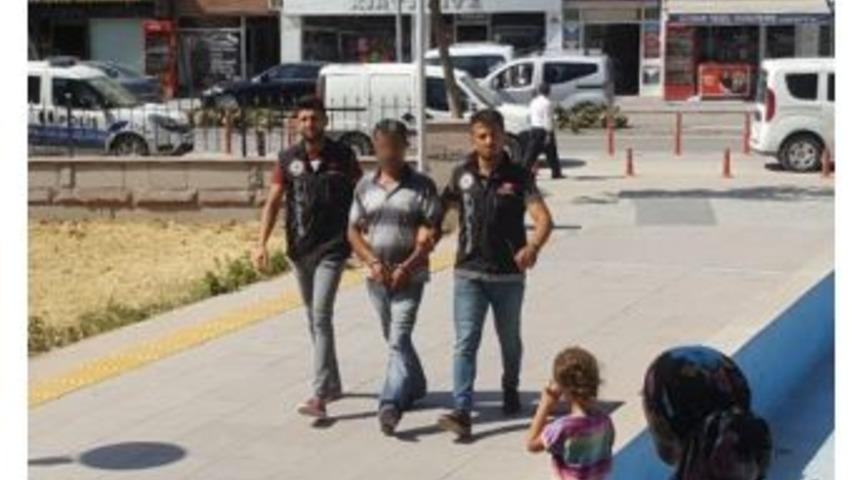 Polis, Bir Evin Odasına Gizlenmiş Silah Ve Uyuşturucu Madde Buldu