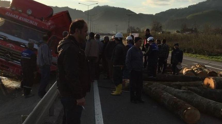 &Uuml;nye&rsquo;de Tomruk Y&uuml;kl&uuml; Kamyon Devrildi: 1 Yaralı