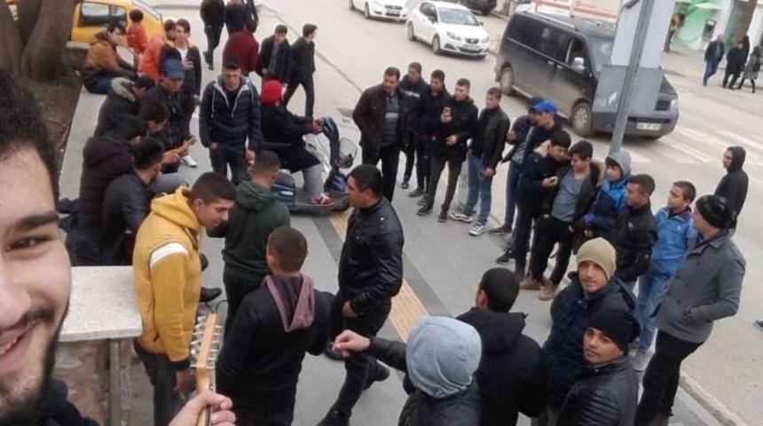 Tokat&rsquo;ta 4 &Ouml;ğrenci Sokak M&uuml;ziği Yaparak Har&ccedil;lıklarını &Ccedil;ıkartıyor