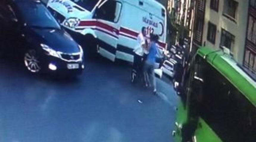 İstanbul&rsquo;da Sağlık G&ouml;revlilerine Tekme Ve Tokatlı Saldırı Kamerada