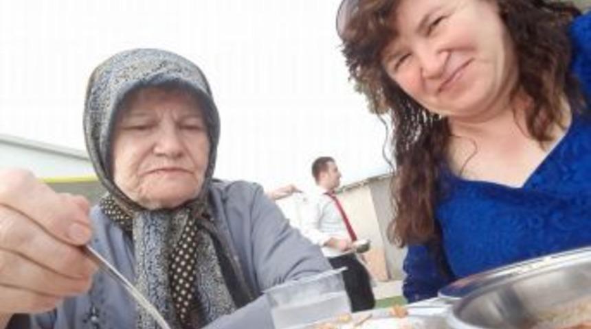 Cesedi &Ccedil;ekyatın Altından &Ccedil;ıkan Kadın Toprağa Verildi