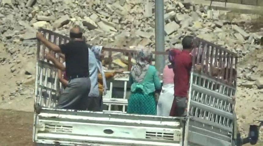 Mezarlık D&ouml;n&uuml;ş&uuml; Kamyonette Tehlikeli Yolculuk