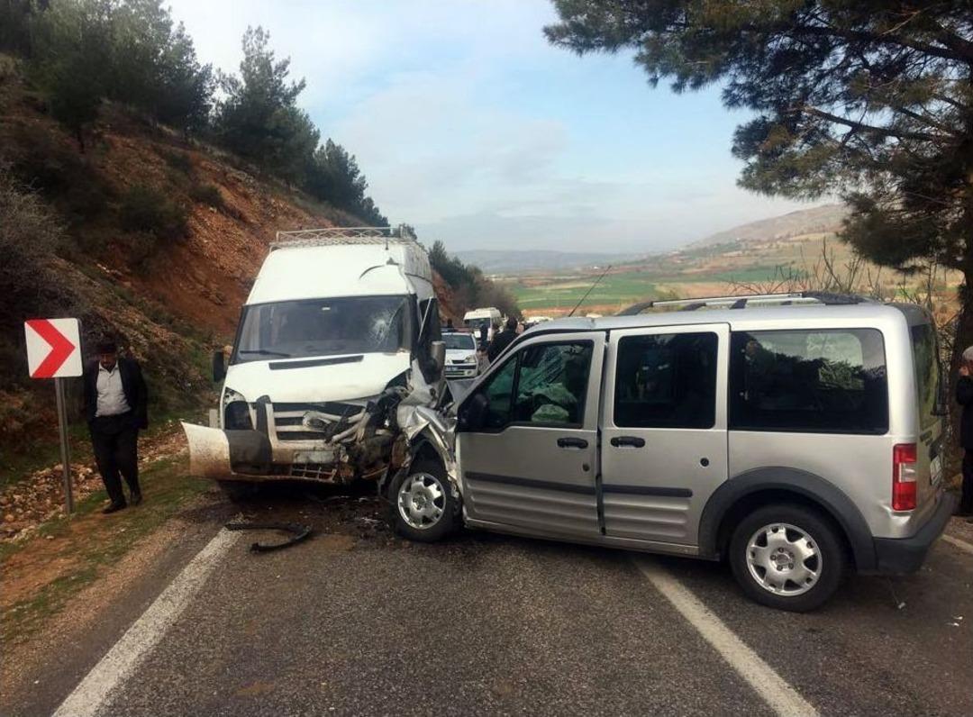 İş&ccedil;i Servisi İle Hafif Ticari Ara&ccedil; &Ccedil;arpıştı: 14 Yaralı