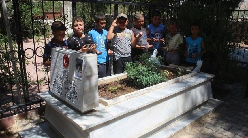 &Ccedil;ocuklardan Şehit Mezarlarına Anlamlı Ziyaret