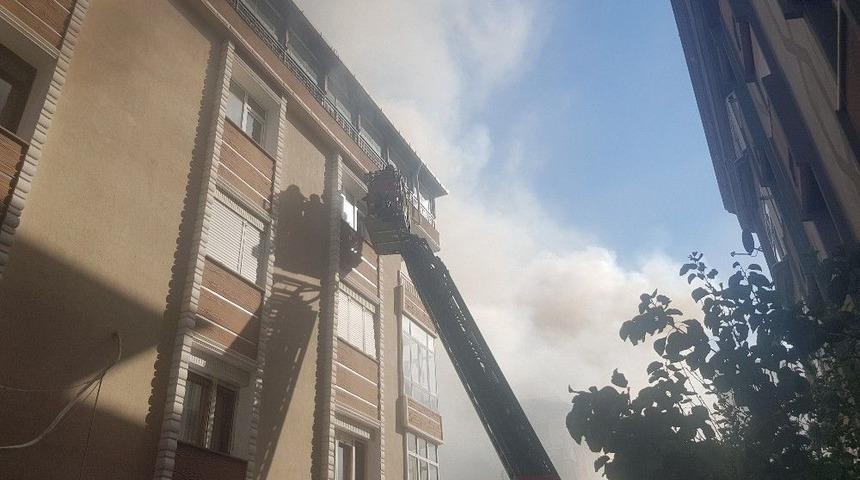 (&ouml;zel) Avcılar&rsquo;da Yangında Mahsur Kalan Anne Ve Kızını İtfaiye Kurtardı