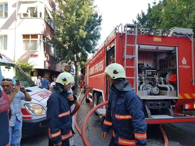 (özel) Avcılar’da Yangında Mahsur Kalan Anne Ve Kızını İtfaiye Kurtardı