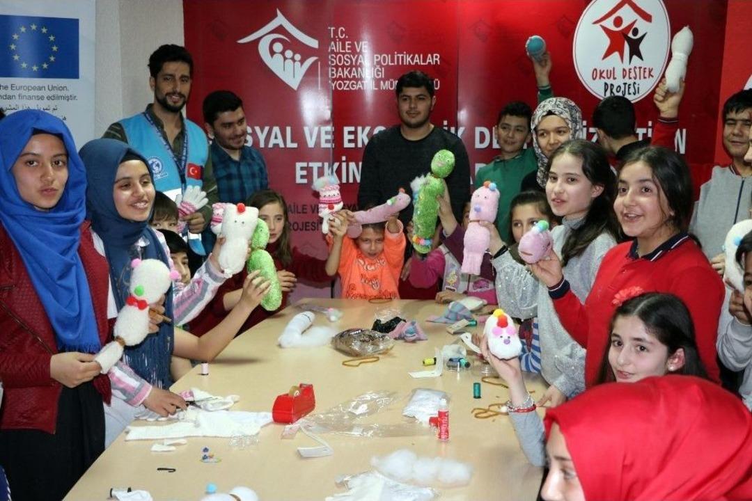 M&uuml;lteci &Ccedil;ocuklar Savaşın İzlerini Oyuncak Yaparak Unutuyor