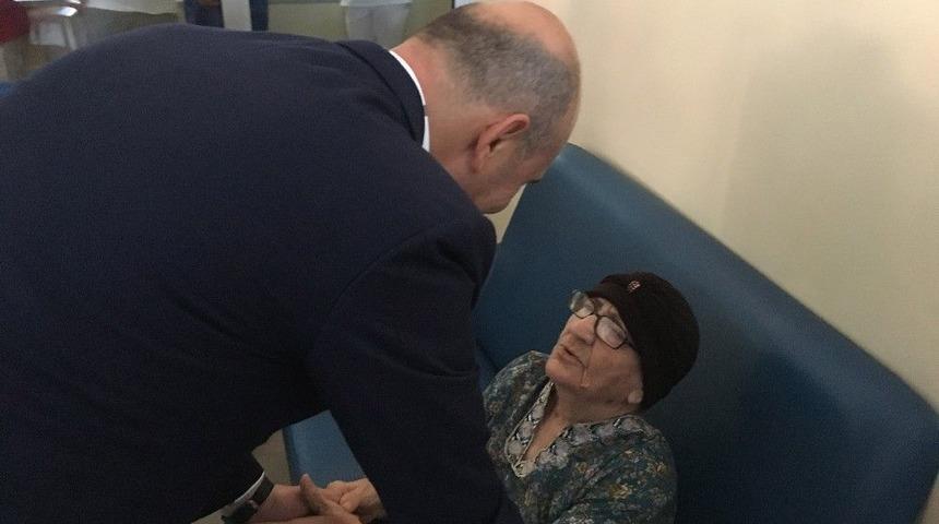 İ&ccedil;işleri Bakanı S&uuml;leyman Soylu, Huzurevi Sakinleriyle Bayramlaştı