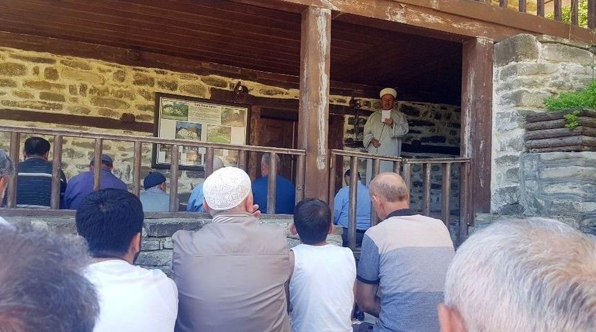 Cami Kilitli Kaldı, İmam Avluda Namaz Kıldırdı