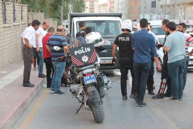 Şüpheli Araçtaki Şahıslar Kavga Çıkardı, 1 Polis Yaralandı