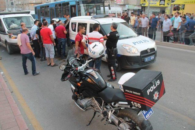 Şüpheli Araçtaki Şahıslar Kavga Çıkardı, 1 Polis Yaralandı