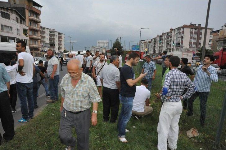 Gözlüğü Ve Şapkası Otomobilin Camına Yapıştı G1
