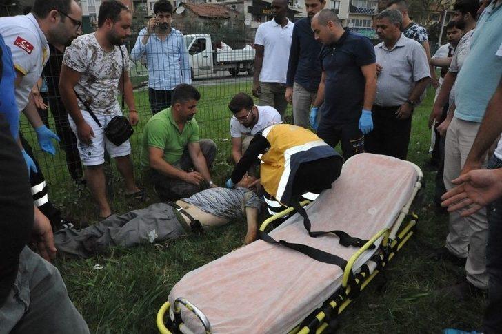 Gözlüğü Ve Şapkası Otomobilin Camına Yapıştı G2