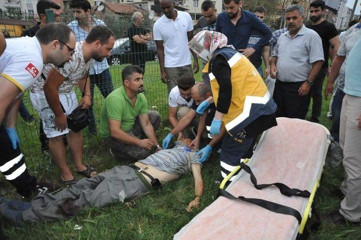 Gözlüğü Ve Şapkası Otomobilin Camına Yapıştı G3