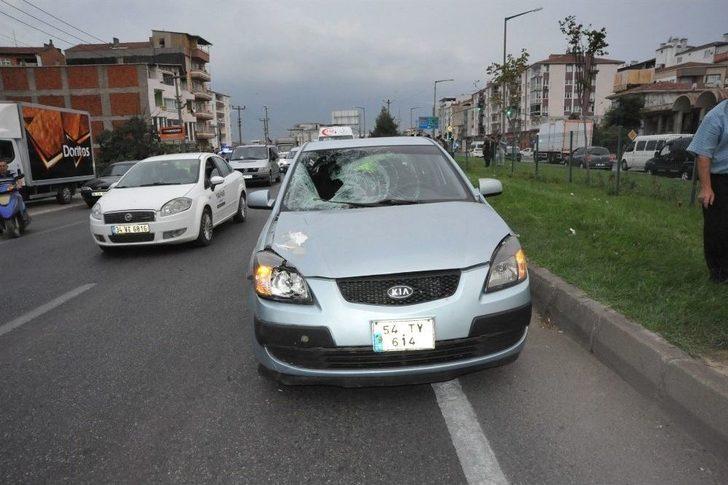 Gözlüğü Ve Şapkası Otomobilin Camına Yapıştı G4