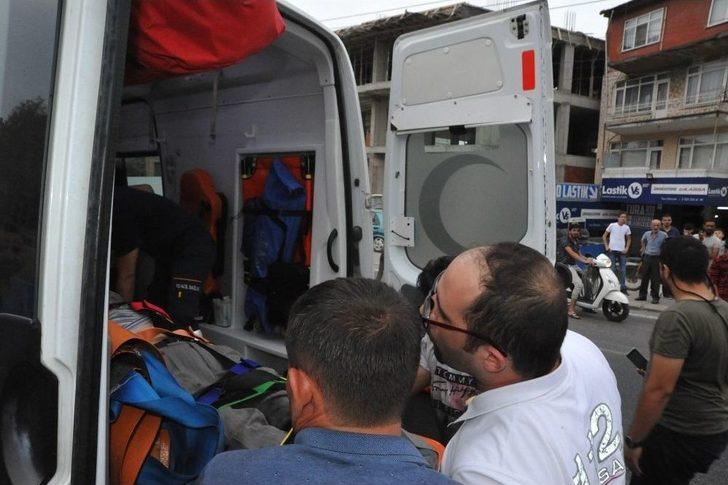 Gözlüğü Ve Şapkası Otomobilin Camına Yapıştı G5