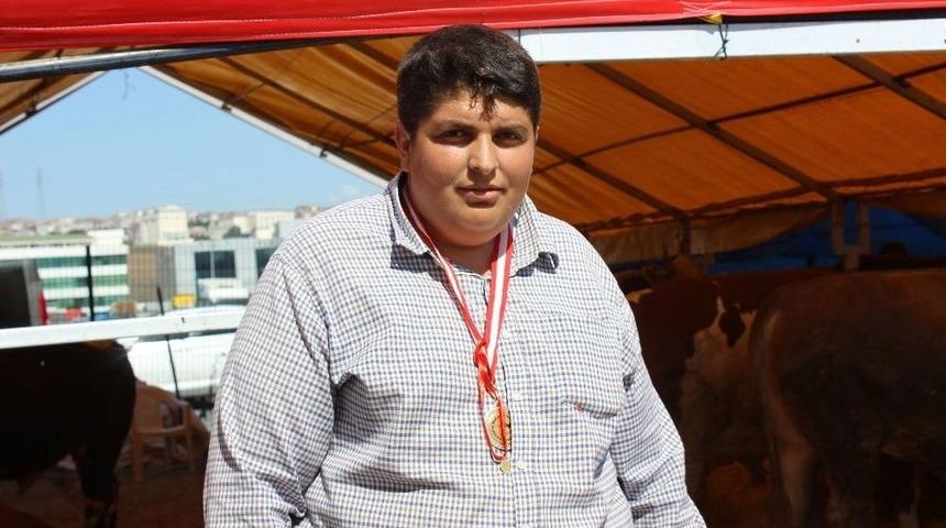 &Ccedil;iftlik Bank&rsquo;ın Tosunu Mehmet Aydın&rsquo;a Benzeyen &Ccedil;oban G&ouml;renleri Şaşırttı