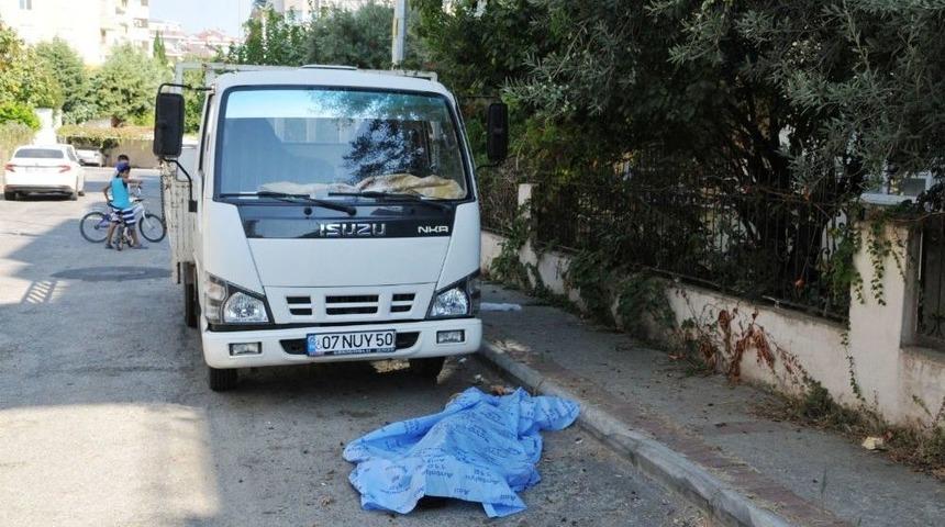 Yolda Y&uuml;r&uuml;rken Kalp Krizi Ge&ccedil;irip &Ouml;ld&uuml;