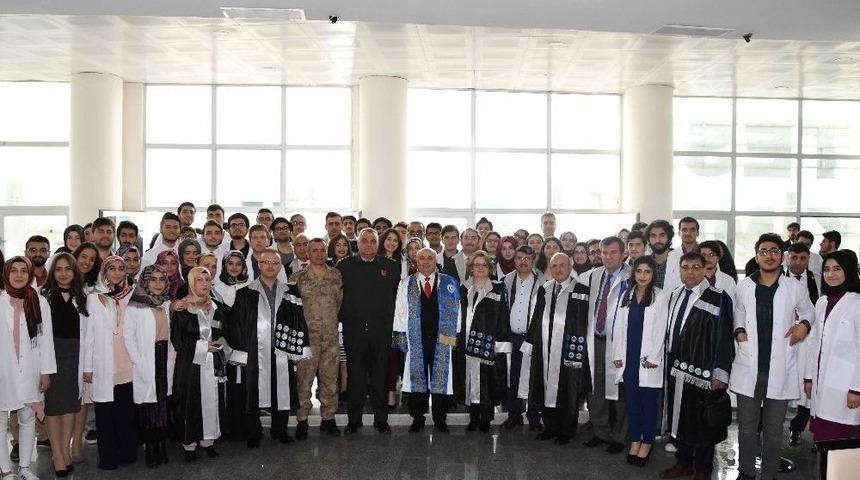 Tıp Fak&uuml;ltesi &Ouml;ğrencileri &Ouml;nl&uuml;k Giydi