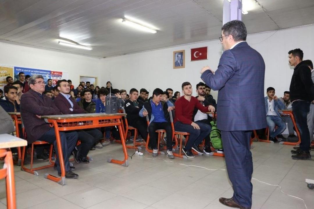 Kaymakam &Ccedil;etin&rsquo;den &lsquo;kariyer&rsquo; Semineri