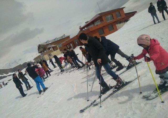 Hakkari’de 40 Yetim Kayakla Tanıştı